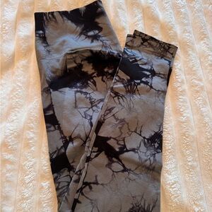 Amazon Women's Black and Gray Tie-Dye Leggings